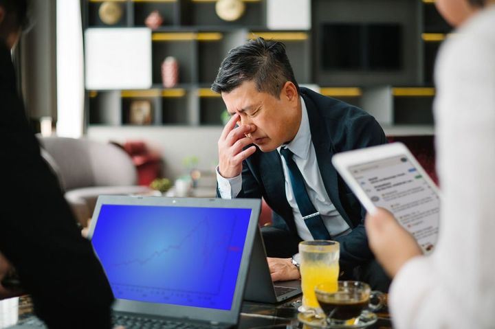 問題に直面しているビジネスマン