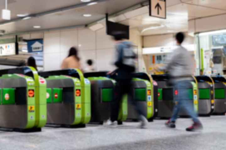 駅の改札口越しで荷物の受け渡しはダメなの!?1