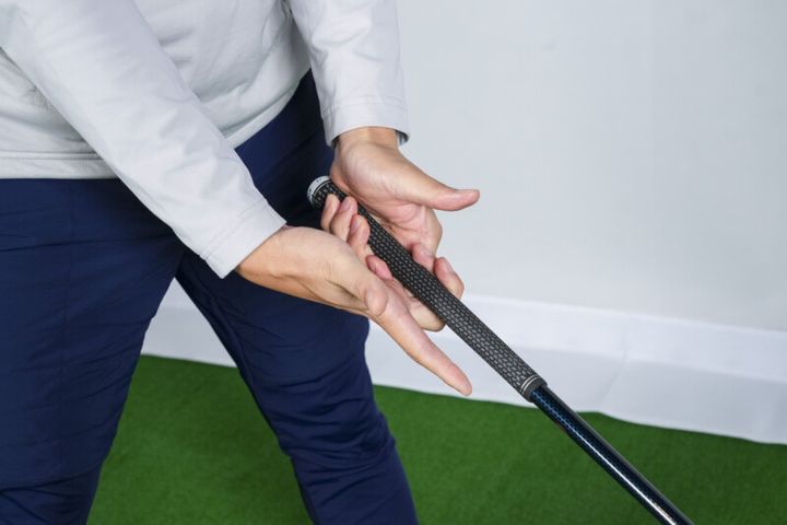 クラブの重さを感じて“持つ”とは…？稲見萌寧のコーチがわかりやすく解説！