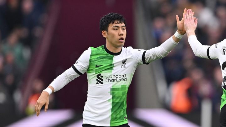 リヴァプール遠藤航の途中交代、地元紙が嘆く…「ひどく惜しまれた」