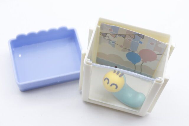 セリアのおうち型連結ディスプレイケース ノスタルジーにフィギュアを入れる様子