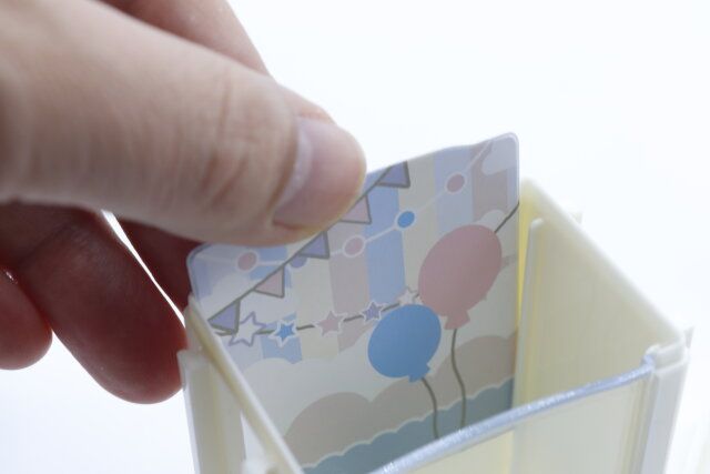 セリアのおうち型連結ディスプレイケース ノスタルジーの背景を取り出す様子