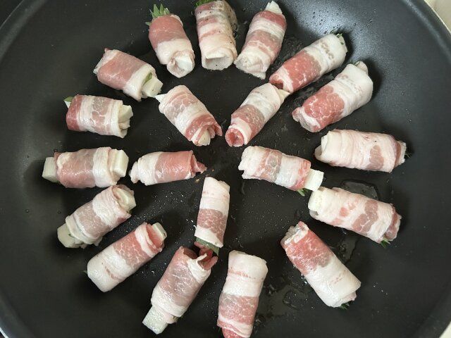 大葉香る長芋の豚バラ巻き レシピ にんにくの香りを立たせたフライパンで焼く