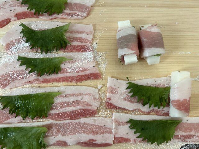 大葉香る長芋の豚バラ巻き レシピ 豚バラ肉で大葉と長芋を巻く