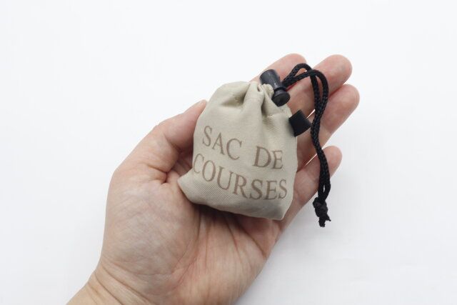 ダイソーのくしゅっとコンパクトエコバッグ（ナチュラルカラー）のサイズ感