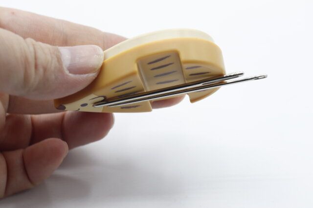 セリアのマグネット針山 ハリネズミに針を置いて逆さまにして磁力の強さを確認