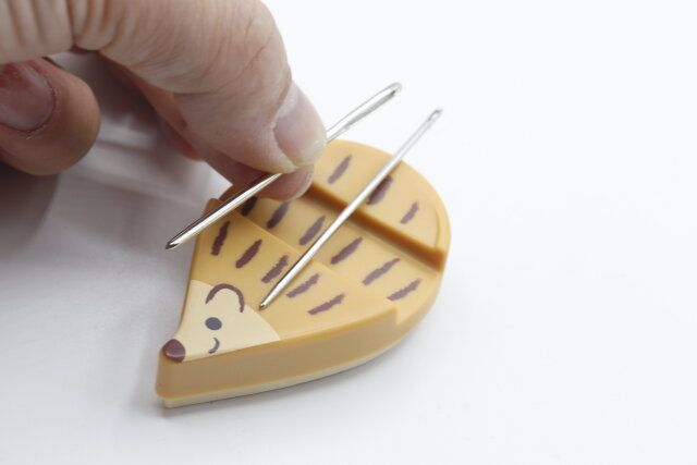 セリアのマグネット針山 ハリネズミに置いた針を取り出す