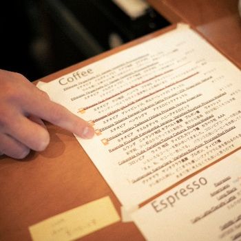 西新宿でチルアウト、音楽とコーヒーの店：スワンプ【ファージーの特等席 vol.20】