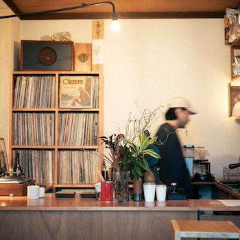 西新宿でチルアウト、音楽とコーヒーの店：スワンプ【ファージーの特等席 vol.20】
