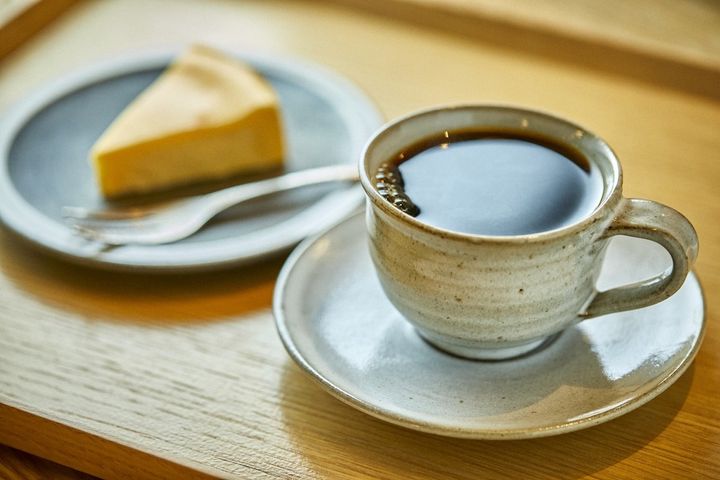 「葦島ブレンド（中深煎り）」と「しとろりチーズケーキ」のセット1590円