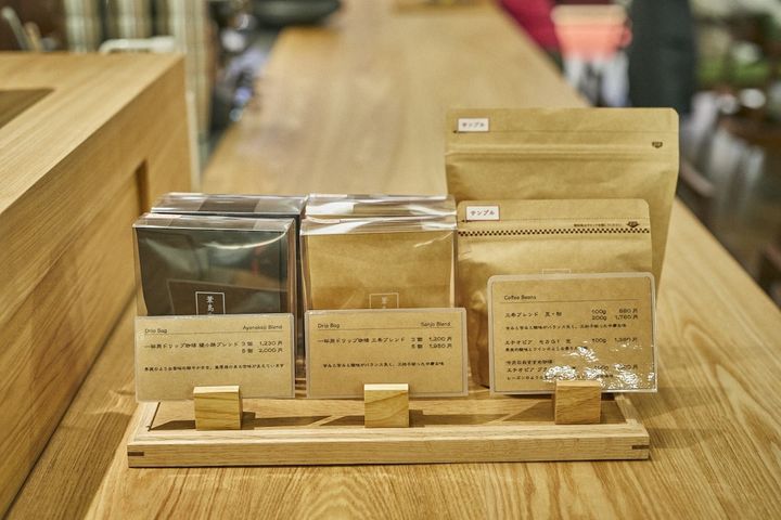 ドリップバッグや豆の販売もあり 100ｇ880円〜
