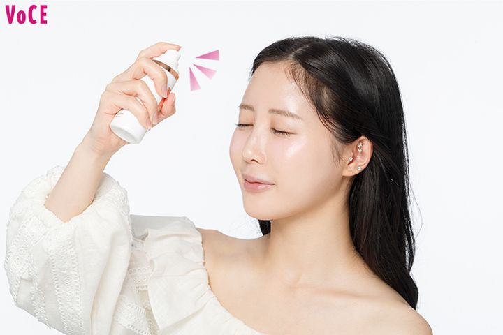 パウダー前のフィックスミストでくずれを防止