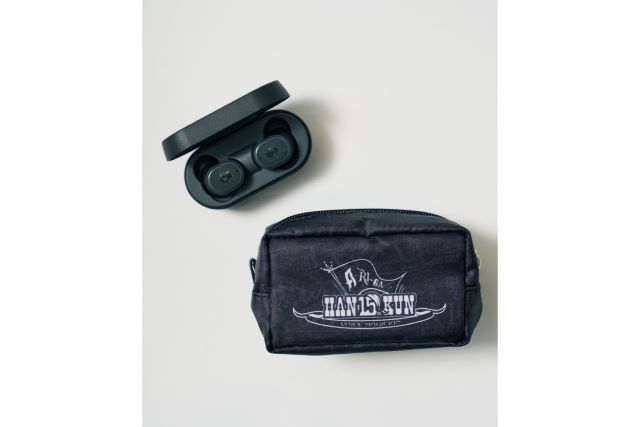 HAN-KUNオリジナルデザインのイヤホンポーチ付属