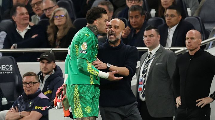 シティGKエデルソン、交代で怒りのキック…グアルディオラ監督が交代理由を説明 「脳震盪ではなく目に問題が…」