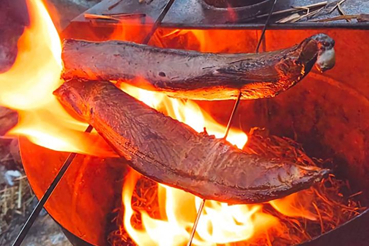 ▲豪快に藁（わら）焼きすることで、食べやすくなり、風味もアップ！