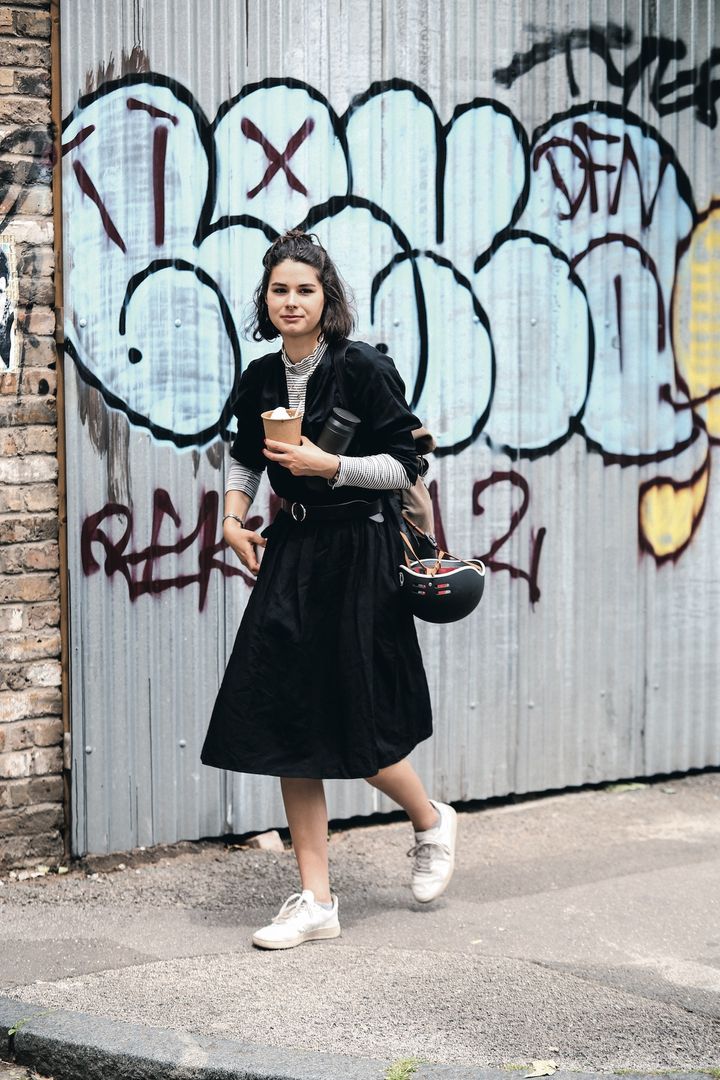 黒ワンピースのレイヤードコーデはボーダーを。メリハリのある着こなしに。