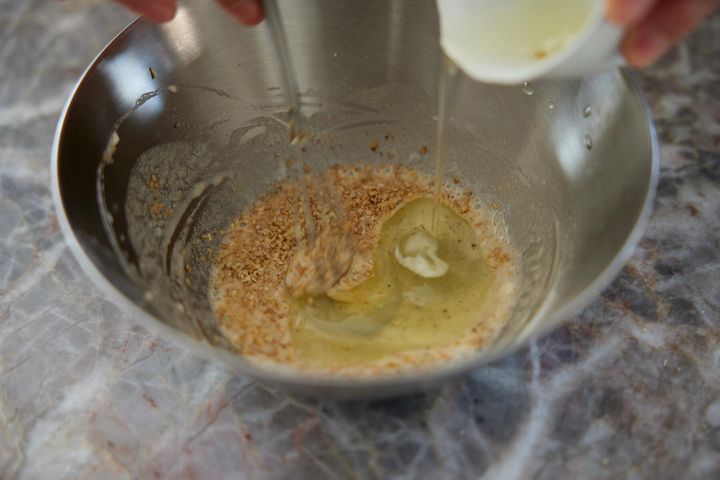 胡麻と卵白を加える