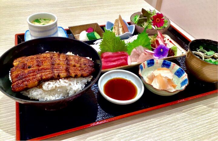 浜名湖の絶景を一望できる「粹月樓 徳 浜名湖別邸」で名物うなぎのランチ