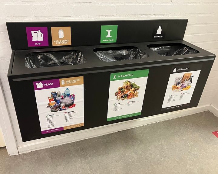 駅や公共スペースではこのスタイルのゴミ箱が多い。ゴミの内容を説明した写真がわかりやすい。