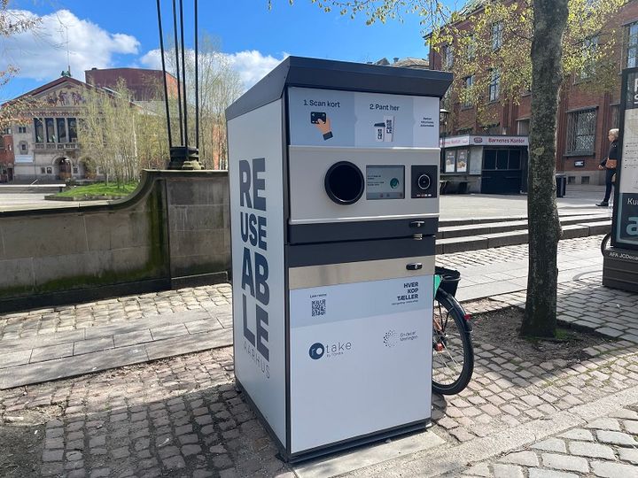 オーフスという街のカフェでは通常の紙コップと、この回収＆換金が可能なカップを選択できる。