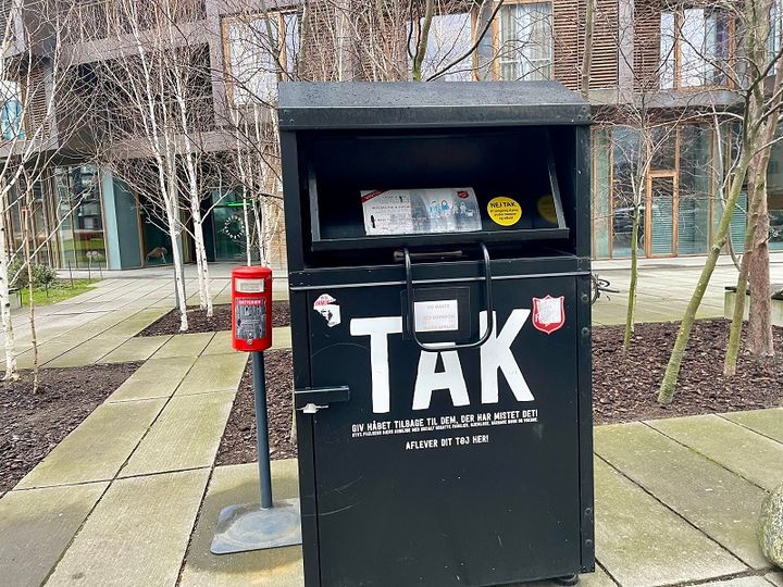 衣類用のゴミ箱。再利用可能なものはホームレスなど必要な人の元に寄付される。