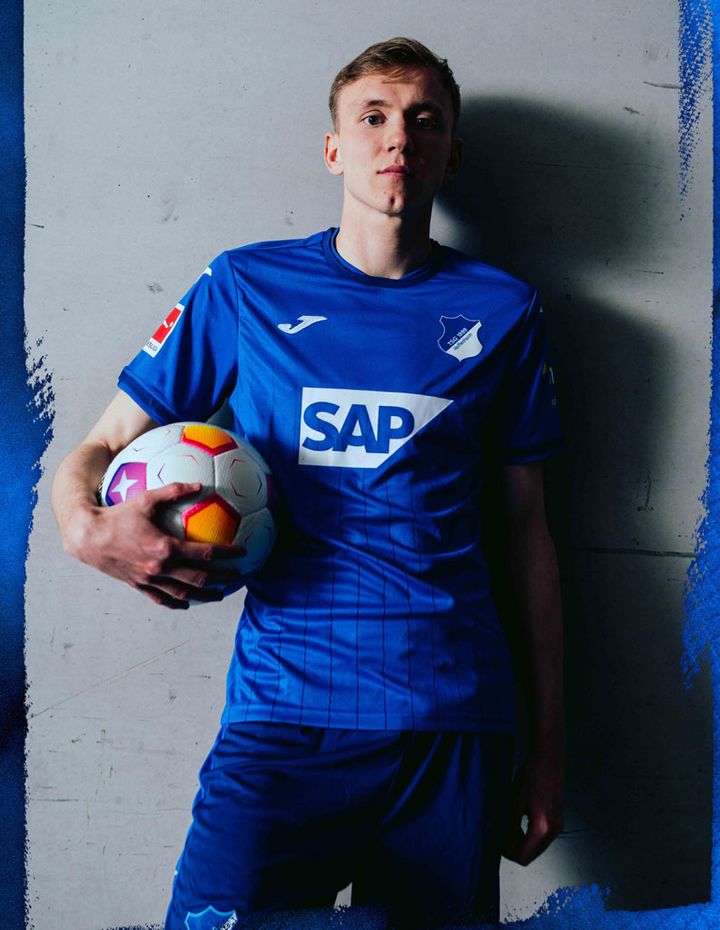 ホッフェンハイムが2024-25新ユニフォームを発表！“運命の大一番”バイエルン戦でデビューへ