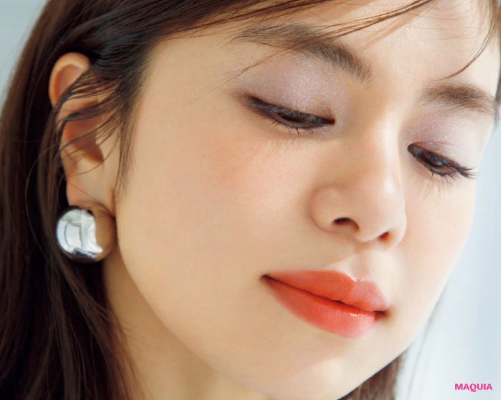 大ぶりアクセサリーには高発色リップで応戦を！ 夏の主役小物×メイクのベストアンサー_6