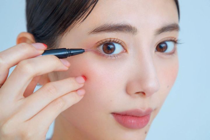 【求心・遠心】パーツの配置は距離操作で好感度小顔に_「求心」は目線を外に_コントロール① カラーラインやマスカラで目尻にエッジを 