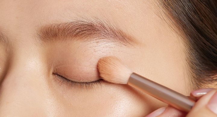 【アイシャドウ】_下まぶたにしっかり色をのせて頬との幅を狭める_1