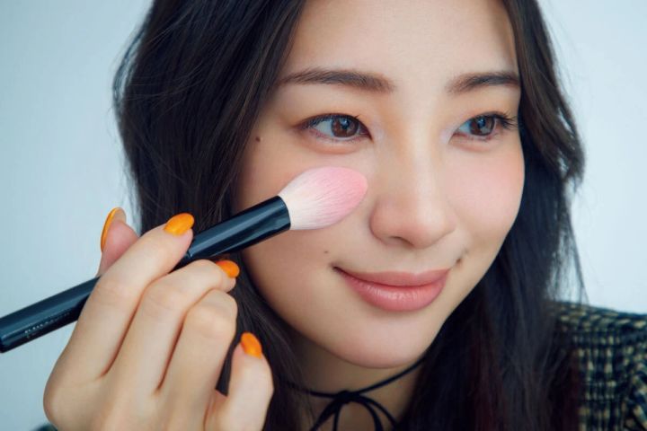 【丸顔・面長】顔型は縦横の余白操作で小顔見せ_「面長」はキュッと縮める_コントロール② 頬の横長チークで縦長感をショートカット