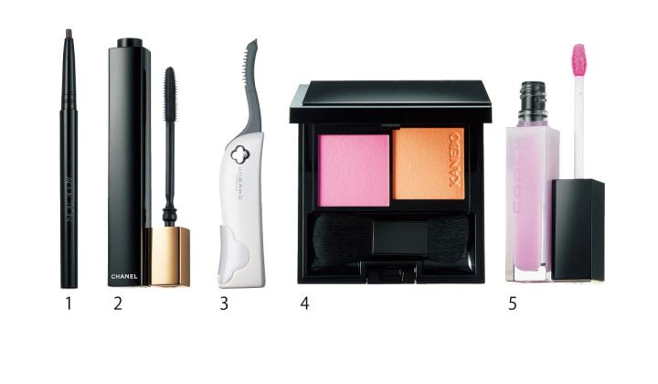 「リスタイプ」の小顔メイクに使用したコスメ_ザ カラーシック アイライナー 03￥2750／アディクション ビューティ_ヌワール アリュール 10￥6600／シャネル_KOBAKO ホットアイラッシュカーラー ￥3300／貝印_カネボウ レイヤードフェースカラーズ 04 ￥5500（セット価格）／カネボウインターナショナルDiv._トリートメント ラッピング リップ 101￥4400／SUQQU（限定色）