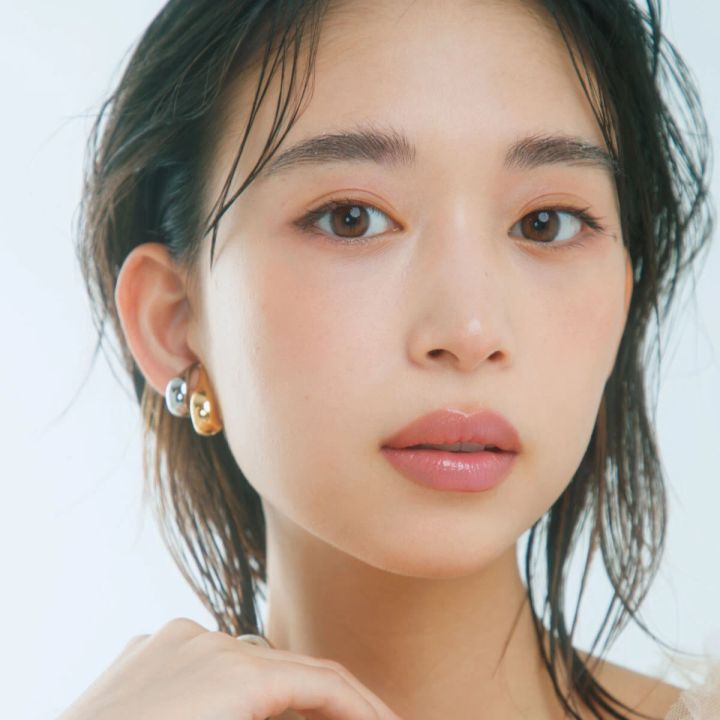 【丸顔・面長】顔型は縦横の余白操作で小顔見せ_「丸顔」は余白を埋める_コントロール③ 鼻筋や唇中央のみにツヤを与えて、縦の線を強調