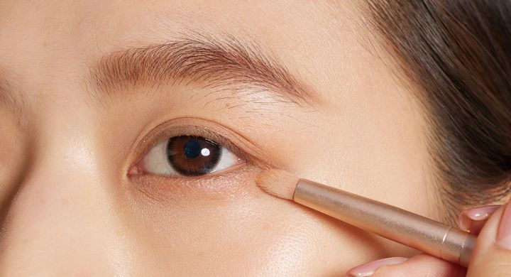 【アイシャドウ】_下まぶたにしっかり色をのせて頬との幅を狭める_2