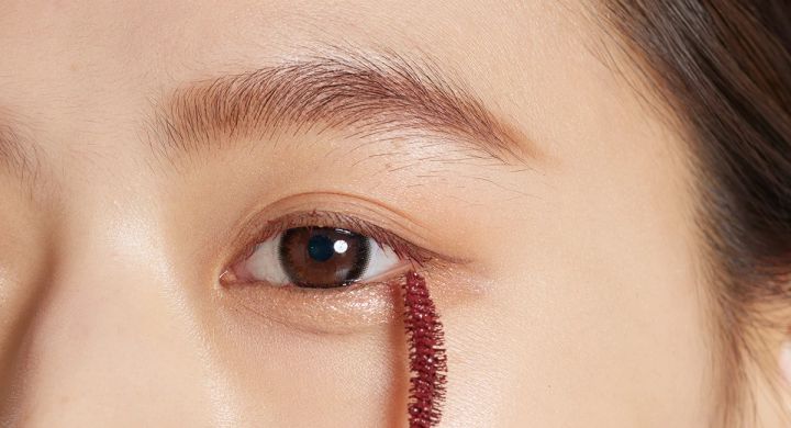 【マスカラ】_膨張効果の赤み系ブラウンで目を下に拡張する