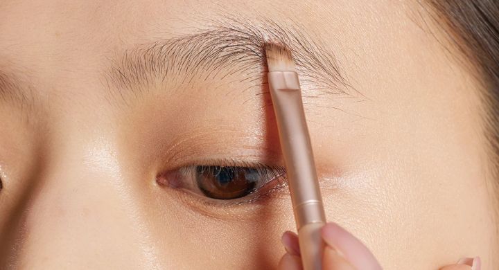 【アイブロウ】_影をつけるイメージで眉毛は下に向けて描いていく_1