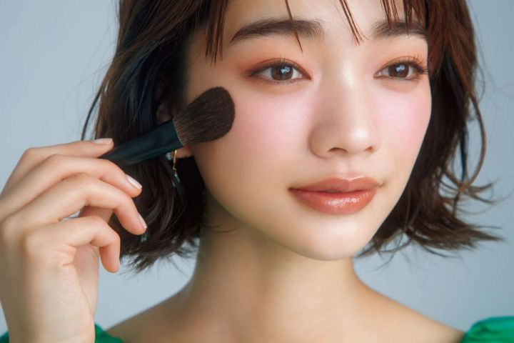 【丸顔・面長】顔型は縦横の余白操作で小顔見せ_「丸顔」は余白を埋める_コントロール② 側面の余白や頬骨の高さは淡い影色チークで消す