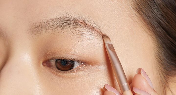 【アイブロウ】_影をつけるイメージで眉毛は下に向けて描いていく_2