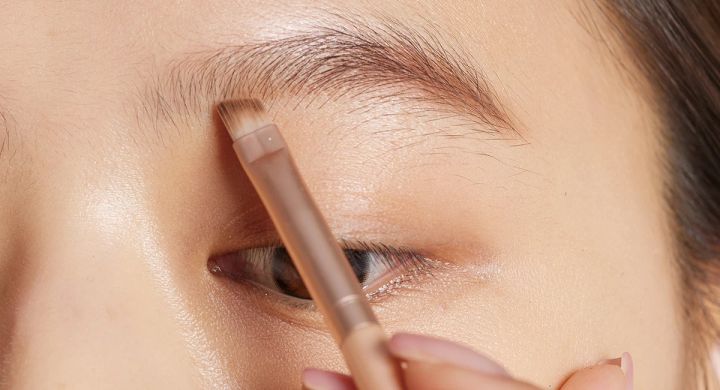 【アイブロウ】_影をつけるイメージで眉毛は下に向けて描いていく_3