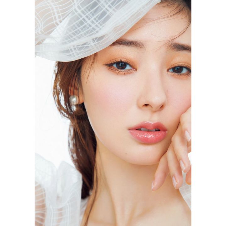 1.横長グラデEYE×抜け色ラインで作る「余白レス」小顔メイク