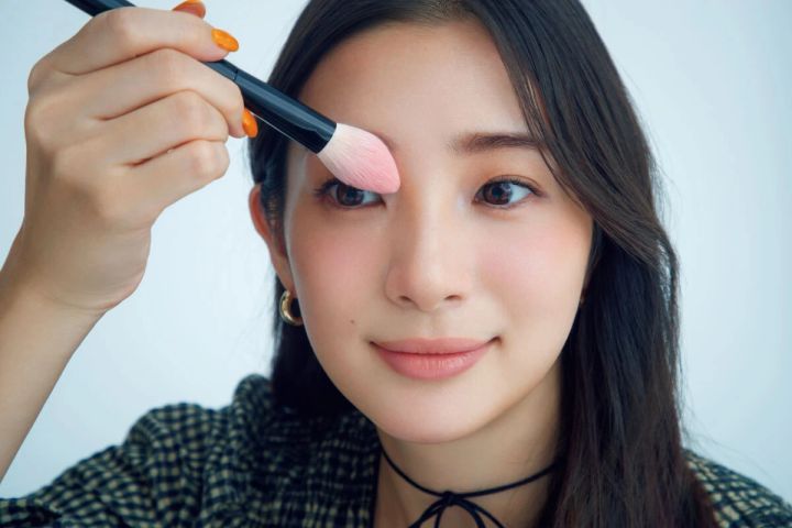 【求心・遠心】パーツの配置は距離操作で好感度小顔に_「遠心」は中心に寄せる_コントロール③ チークをノーズシャドウやシェーディング代わりに