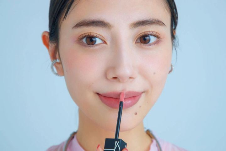 【丸顔・面長】顔型は縦横の余白操作で小顔見せ_「面長」はキュッと縮める_コントロール① 上唇の山部分をオーバーに描いて人中を短縮