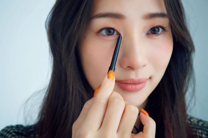 【求心・遠心】パーツの配置は距離操作で好感度小顔に_「遠心」は中心に寄せる_コントロール①アイライナーやハイライトで目頭にポイントを