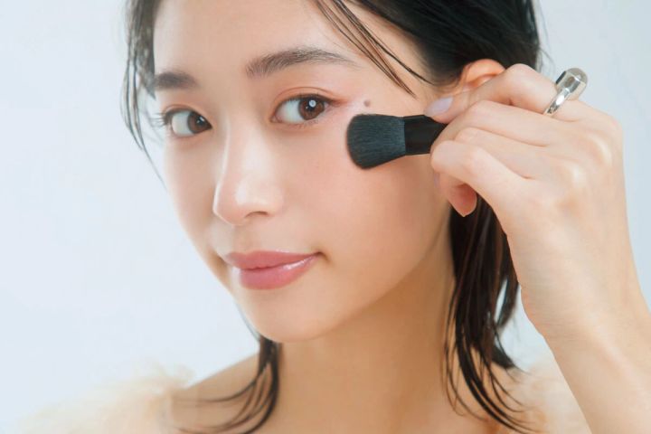 【求心・遠心】パーツの配置は距離操作で好感度小顔に_「求心」は目線を外に_コントロール② 彩度高めのチークを目尻側にON！