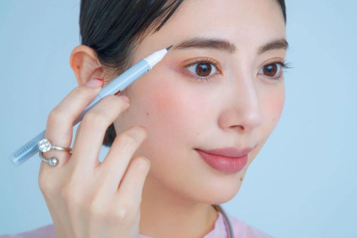 【丸顔・面長】顔型は縦横の余白操作で小顔見せ_「面長」はキュッと縮める_コントロール③ 眉尻と目尻を長く＆鼻先チークで顔印象を短く