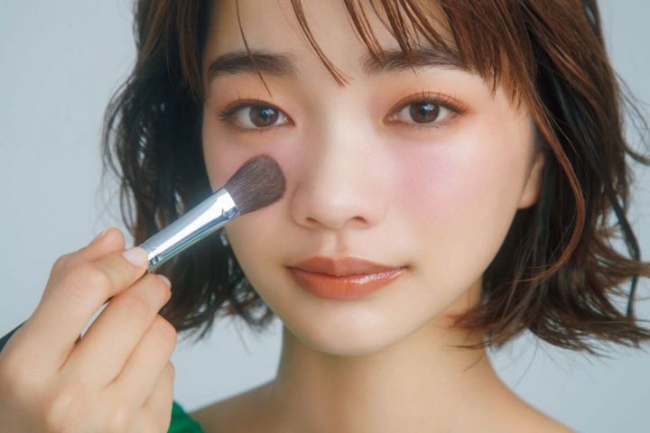 【求心・遠心】パーツの配置は距離操作で好感度小顔に_「遠心」は中心に寄せる_コントロール② 顔の中心側にチークを効かせて、求心印象に