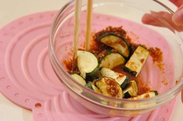素焼きズッキーニのゴマ和えの作り方2