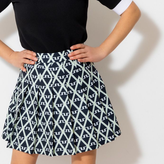 夏にうれしいスタイルアップも叶う！ 落ち着きカラーのワザありゴルフウェア