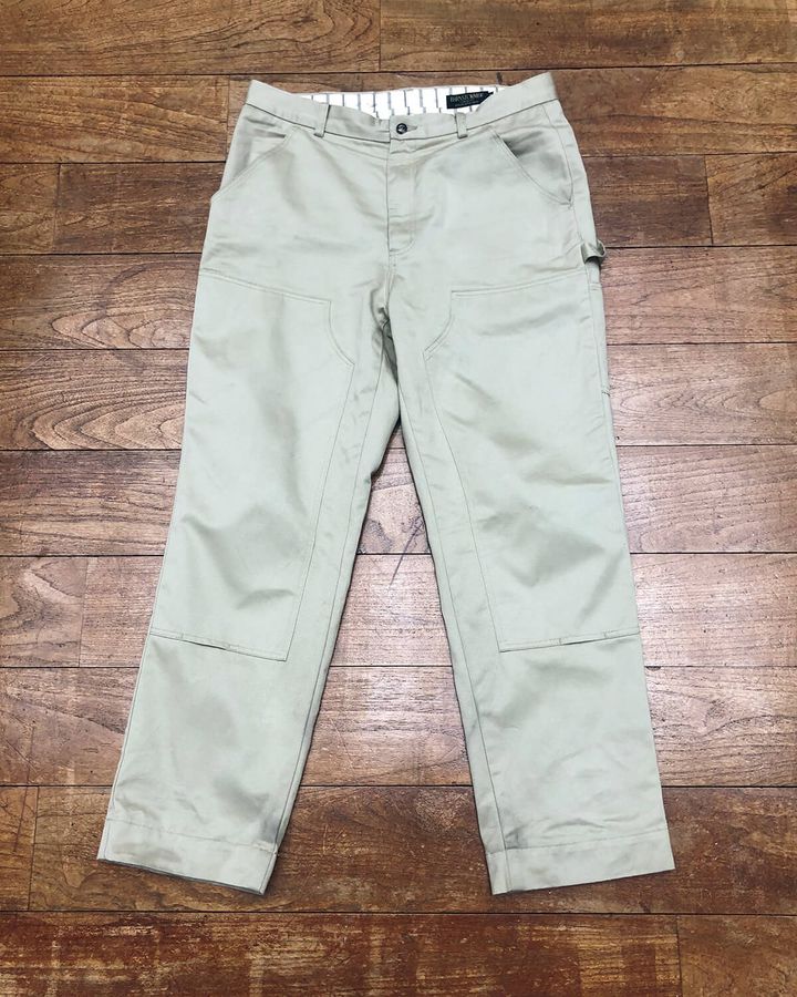 ダブルニー仕様の〈バーンストーマー〉のチノパン