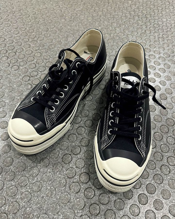 〈コンバース〉×〈doublet〉のコラボスニーカー