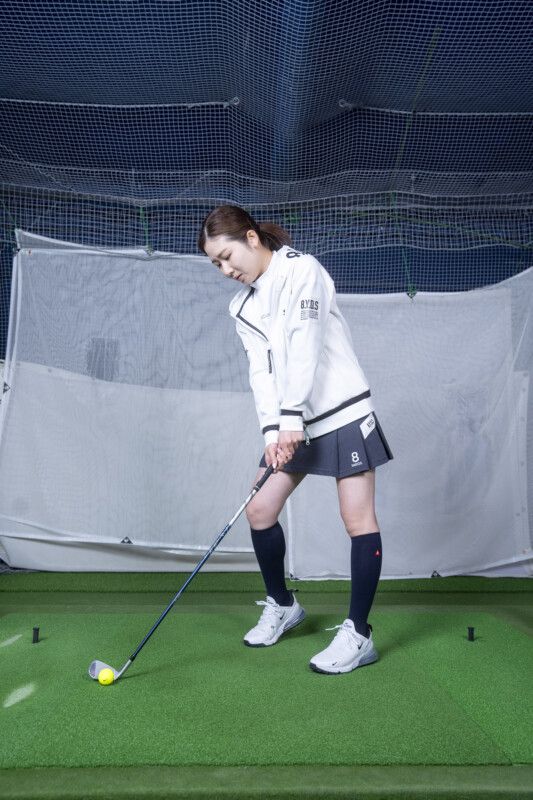 股関節に体重が乗った“良いスイング”の作り方！美人コーチが解説